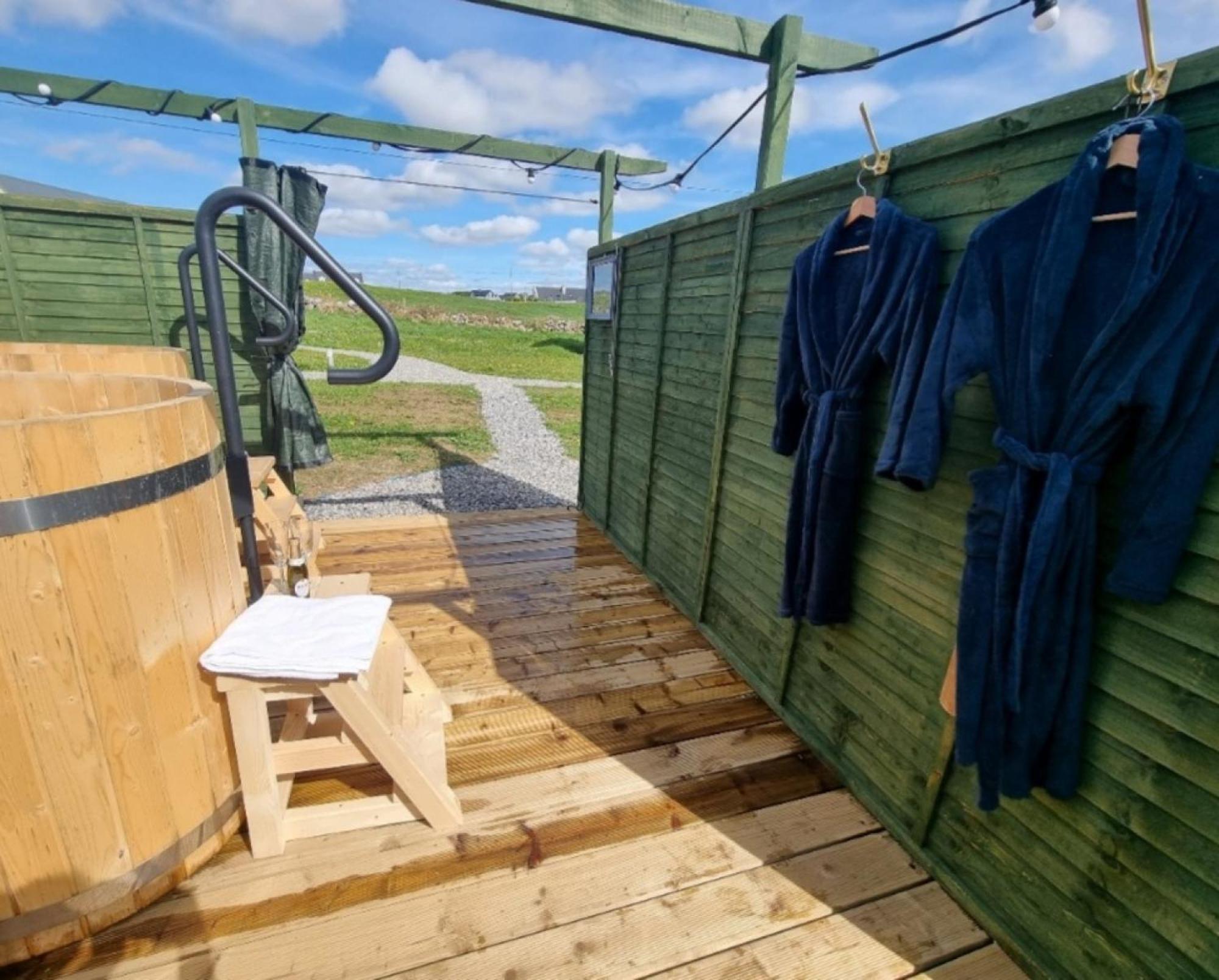 Wild Meadow Huts Villa Doolin Exteriör bild